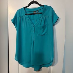 Pretty blue sleeveless blouse. Size Large